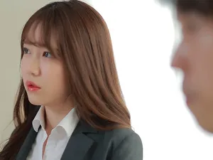 Cô gái tuổi teen phát hiện anh trai mình đang thủ dâm với video tự quay ngực trần của mình và lấy dương vật của anh ta